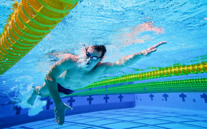 Man-swimming-laps-to-keep-fit-with-a-low-impact-workout.jpg
